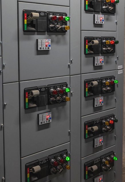 Breaker and starter compartments in a switchgear lineup