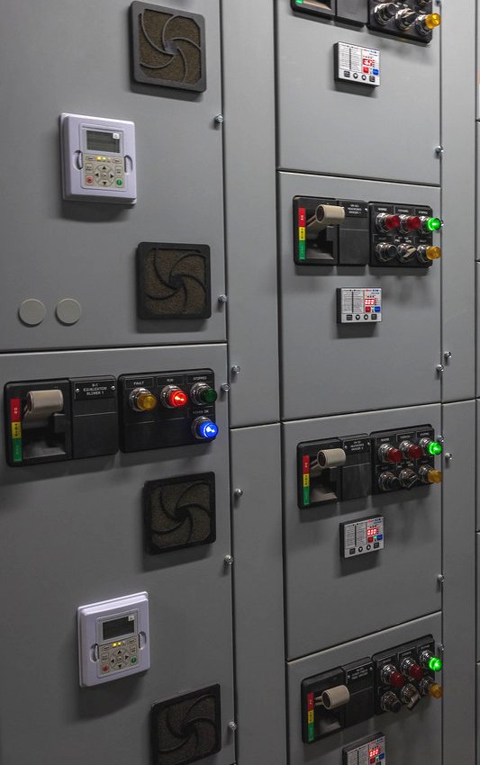 Low-voltage switchgear lineup with breaker and starter compartments